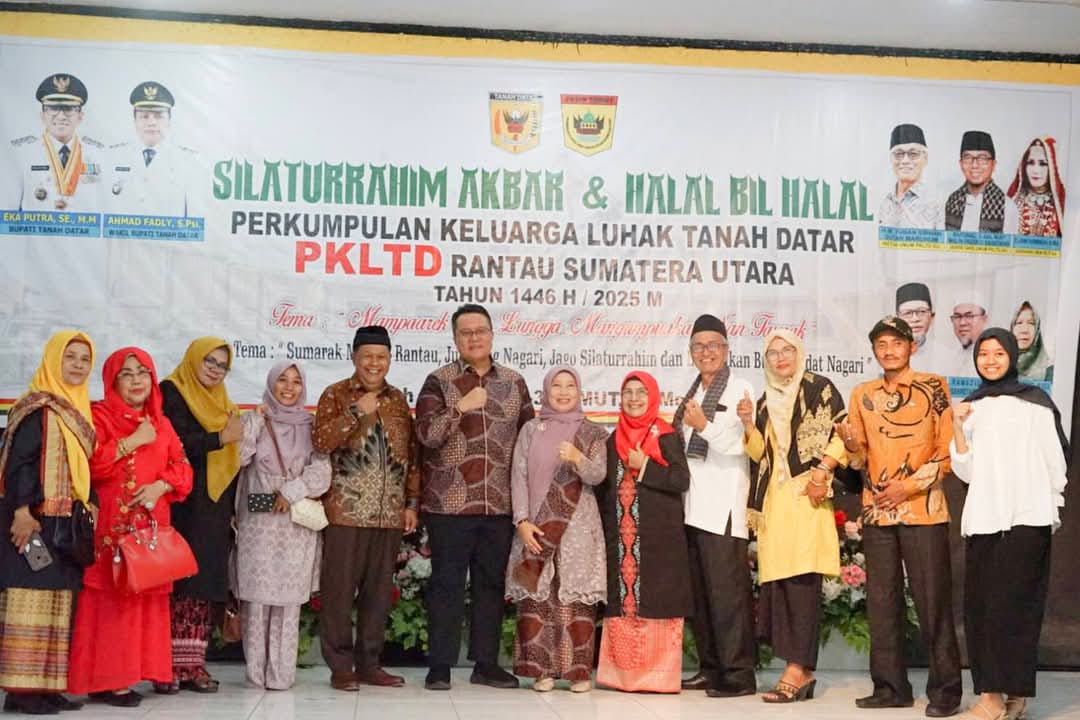 Wabup Ahmad Fadli dan Istri poto bareng perantau Tanah Datar di Kota Medan.